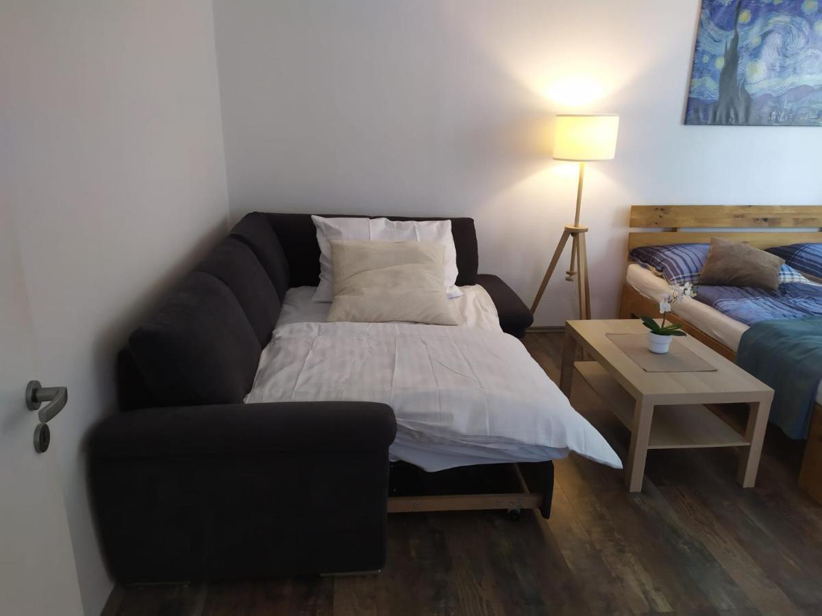 Pisqor Apartment - Self Check-In Братислава Экстерьер фото