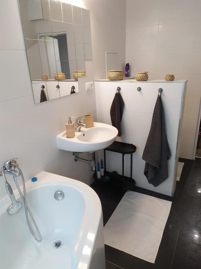 Pisqor Apartment - Self Check-In Братислава Экстерьер фото
